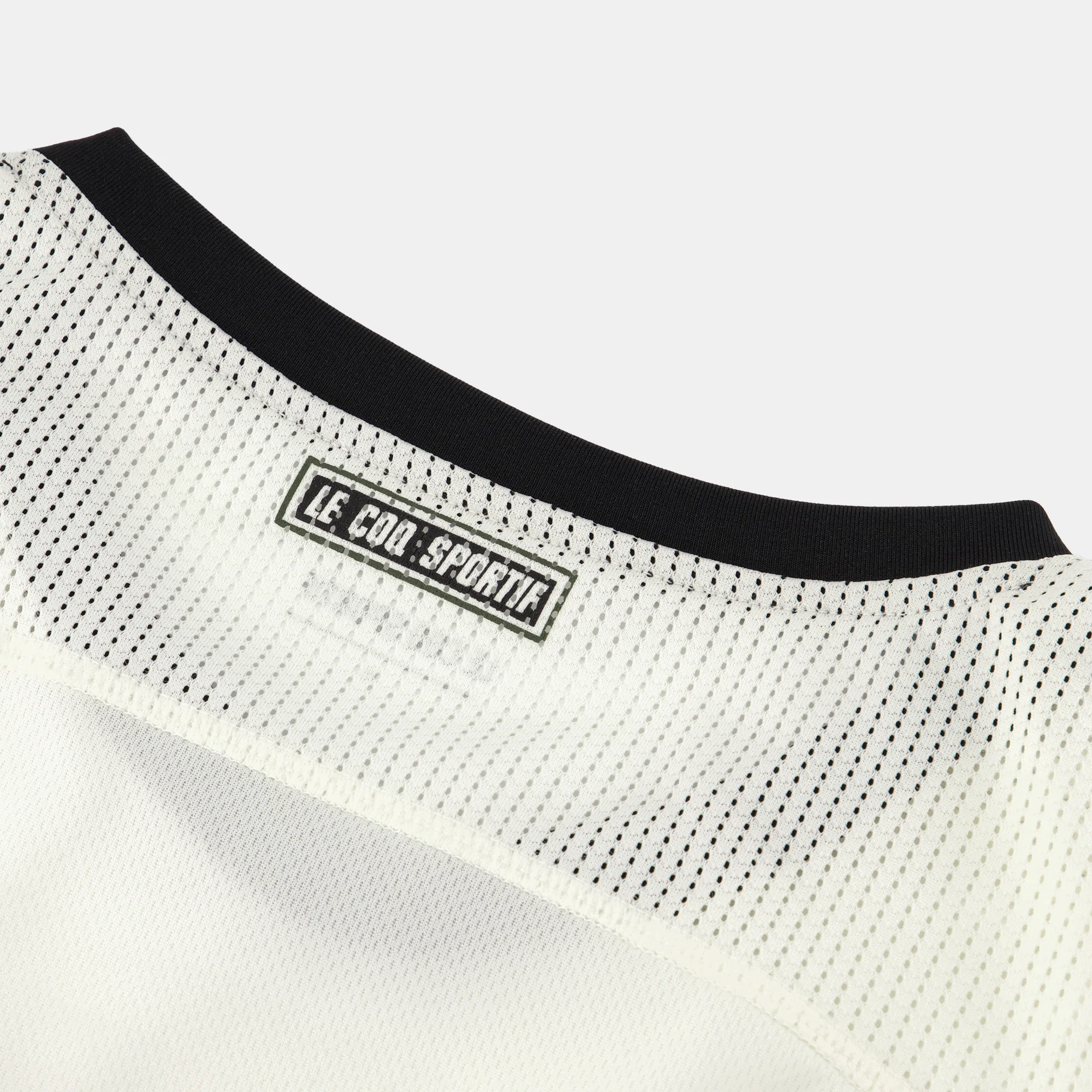 T-shirt d'entraînement avec empiècements côtés ajourés - Image 8